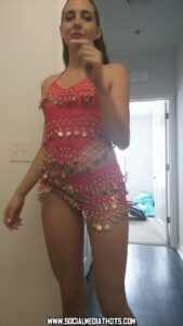 Sadieholmesxxx.h Medium Breasts Average Body American